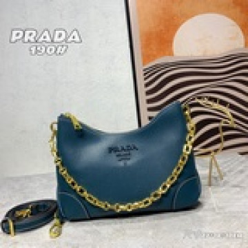 首秀 PRADA爆款之王（皮肩帶+肩挎鍊條），時尚絢麗又具備實用性的牛角包集齊了