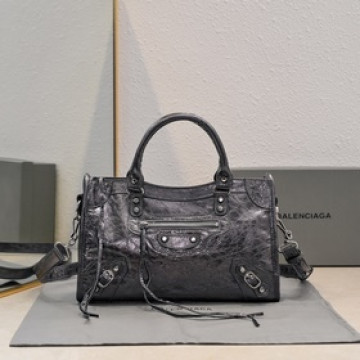 Balenciaga， 時代眼淚 機車包經典系列重現，時尚潮流，比舊版更簡潔大方
