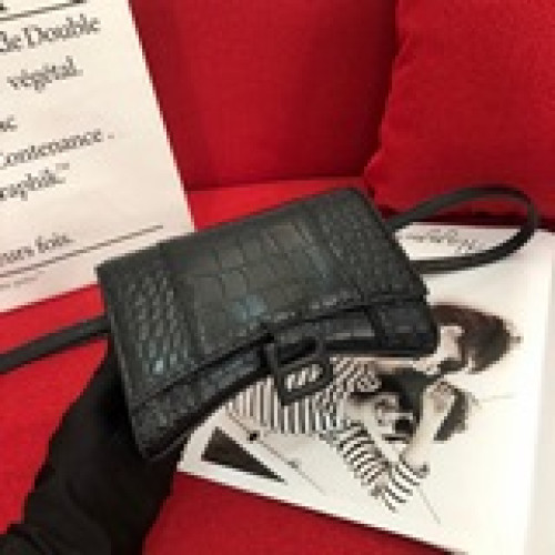 Balenciagα全新推出了帥爆的Hourglass沙漏兩用腰包、獨特的标志性