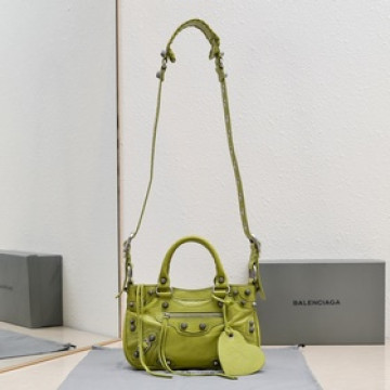 Balenciaga最 款Neo cagole機車包出貨啦！ 顔色：抹茶綠，尺寸