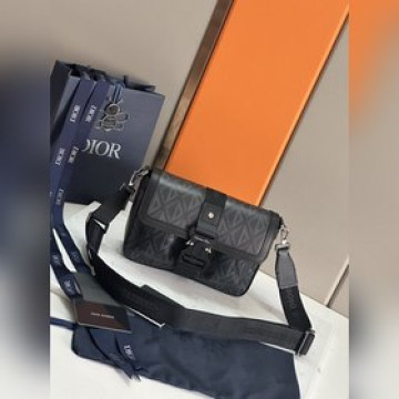 頂級原單 這款 Dior Hit the Road 手袋搭配肩帶，是本季新品，将