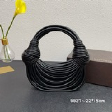 面條便當包         便當包從牛皮、改到特質面料，到現在又變成了羊皮編織