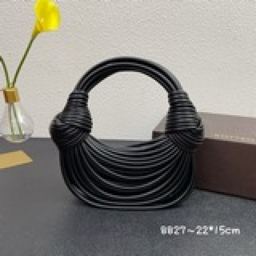 面條便當包         便當包從牛皮、改到特質面料，到現在又變成了羊皮編織