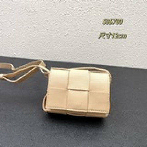 B家 新款方格Mini cassette Bag.   還沒出貨就被吹爆的小可愛