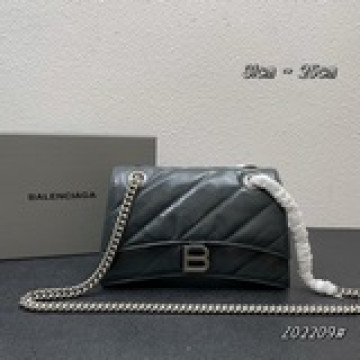 酷盒子Balenciag*最新 Crush 包款強勢登場！高級感滿滿上身超級随意