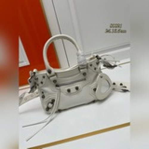 巴黎最新款Neo cagole機車包這次配備了愛心小鏡子，酷飒的外表下是一顆甜