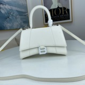 Balencia巴黎家，本季重磅 平紋 沙漏包，獨特的标志性弧線形狀造型極具辨識