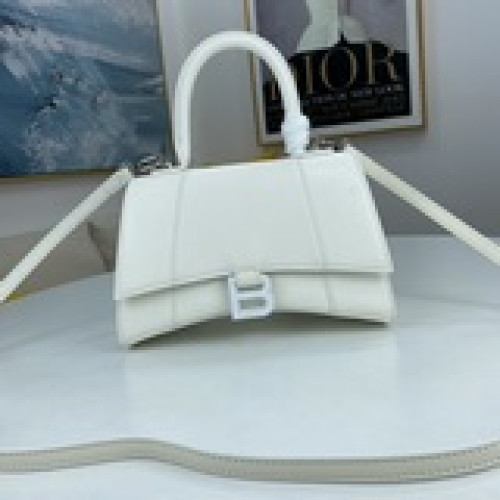 Balencia巴黎家，本季重磅 平紋 沙漏包，獨特的标志性弧線形狀造型極具辨識