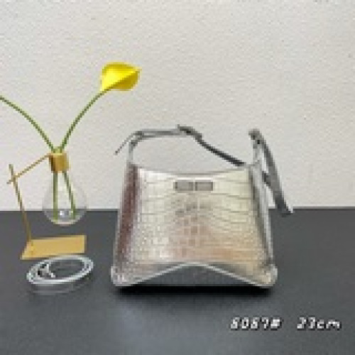 Balenciaα XX hobo腋下斜挎包很有設計感的包型 流暢的線條 非常