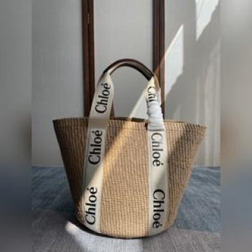 Chloe Large Woody Basket 其中大號Woody提籃包飾有W