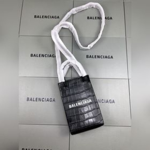 巴黎Balenciaga牛皮購物袋新成員——手機包想要帥、簡潔又不用擔心出錯的