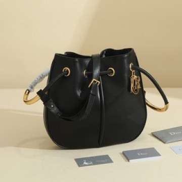 這款 dior nolita 手袋是二零二四秋季成衣系列新品，以時尚高雅的廓形重