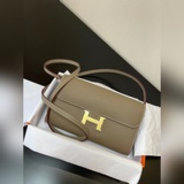 H家出新品咯 Constance 康康斜挎包也可以當手包使用 配置肩帶 配置包裝