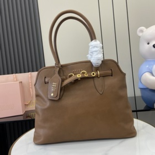 【新款】原廠皮Miu女士Nappa羊皮革手提包，靈感源自于典藏設計，結構經過調整