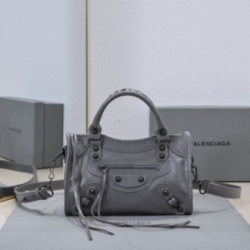 Balenciaga， 時代眼淚 機車包經典系列重現，時尚潮流，比舊版更簡潔大方