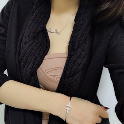 -佩戴圖-Tiffany&co 蒂芙尼 經典款T字系列 帶鑽銀色玫瑰金雙T手镯