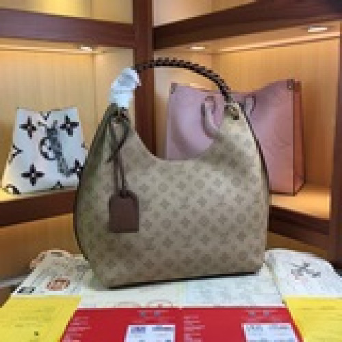 m53188，這款包選用進口顆粒taurillon小牛皮制做而成！其時尚輪廓極具