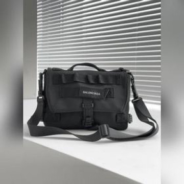 BALENCIAGA 巴黎世家 同步款尼龍系列 Army 黑色尼龍 郵差包 。采