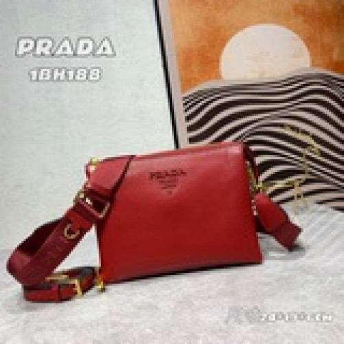 首發普拉達《PRADA》雙肩帶 “意大利制造”設計精湛[偷笑]打造沉穩架勢，經典