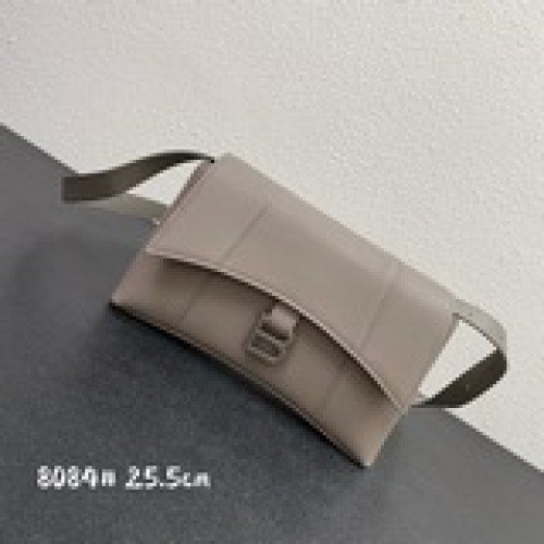 本季重磅Hourglass沙漏包， 獨特的标志性弧線形狀造型極具辨識度，一眼就讓