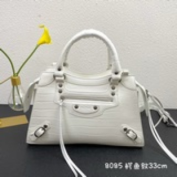 改良升級大號Balenciaga寶藏系列秋冬機車包 新寵登場啦！全新的梯形設計