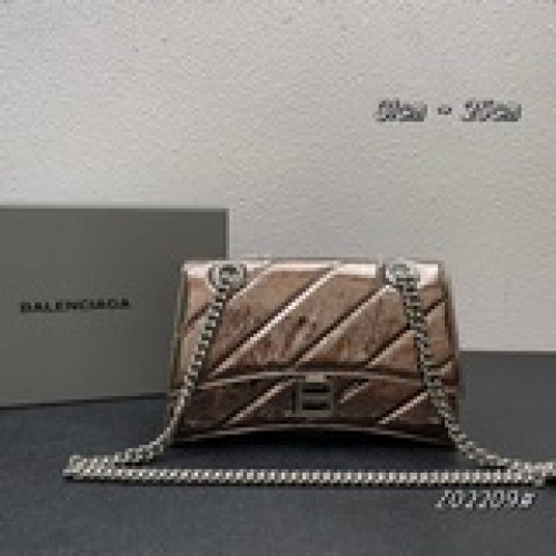 酷盒子Balenciag*最新 Crush 包款強勢登場！高級感滿滿上身超級随意