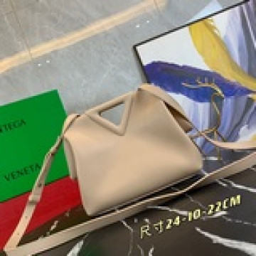大號 【原版皮高品質】bv 新款三角形手提包 the triangle   又是