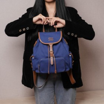 雙肩包出貨 MIUMIU新品學院風雙肩包：5BZ042，帆布與高品質小牛皮的完美