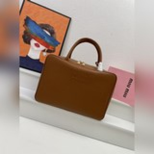 新品保齡球包，采用頂級進口小牛皮，皮質光滑細膩柔軟，棉質緞面襯裡，這款包包很酷，