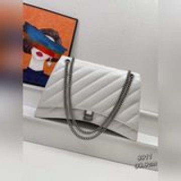 Balenciaga巴黎世家 crush鍊條包經典沙漏輪廓卻又像枕頭般柔軟，