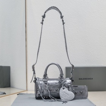 Balenciaga新款旅行包！迷你號22cm*12*10 ，複古銀