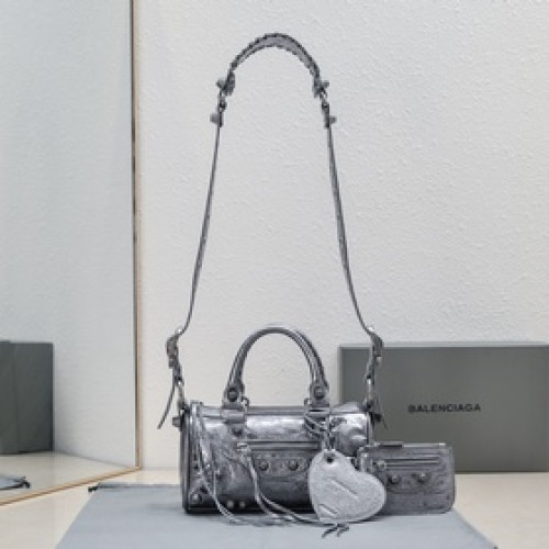 Balenciaga新款旅行包！迷你號22cm*12*10 ，複古銀