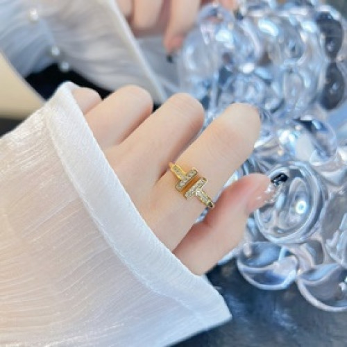 -佩戴圖-Tiffany&co 蒂芙尼 經典款T字系列 5鑽雙T戒指