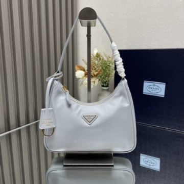 [頂級原單]Prada最新 爆款 皮肩帶金色五金Hobo包 女士尼龍單肩包，型號