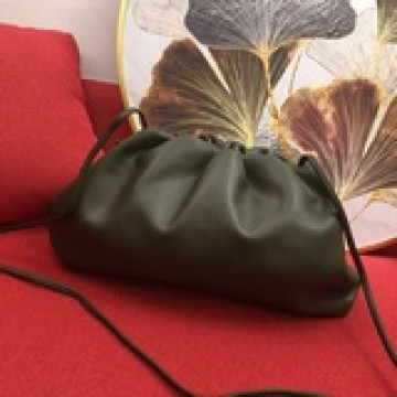 大號 高級感滿屏的bottega veneta.餃子包，它還有一個更溫油的名字叫