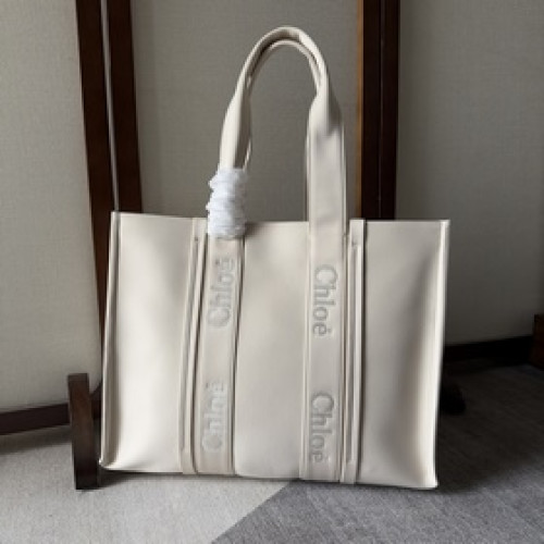 Chloe Woody大號托特包采用尼龍制成，是一款寬大的日常手袋。寬敞的内隔層