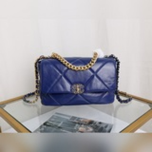 羊皮   chanel秋冬19bag 結合一切經典的枕頭包  這款包是karl