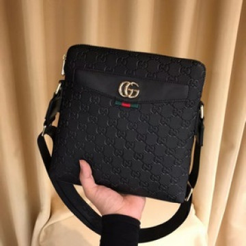 頂級gucci款最爆款男士休閑斜跨包意大利進口頂級牛皮無可挑剔的五金配件.名師設