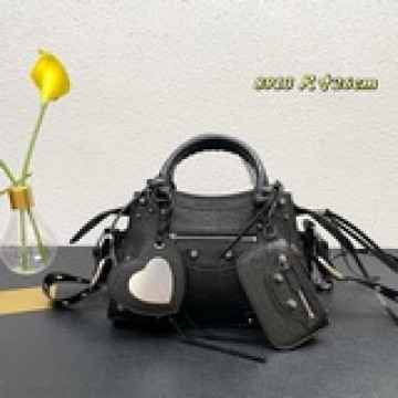 Balenciagα巴黎最新款Neo cagole機車包這次配備了愛心小鏡子，