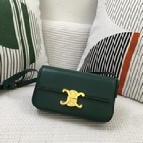 最新Celine 爆款 中古包 腋下包 來啦  新色出貨   尺寸：20cm。1