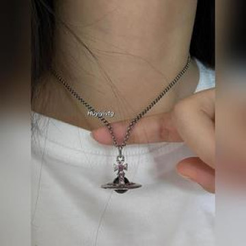 土星紫球項鍊，太精緻了喜歡這種小而精緻的款，它很适合疊戴那種很精緻的飾品！這個東