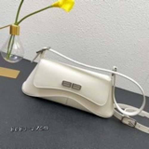 新款XX bag 翻蓋腋下包最新款#它的名字以代表親密的“xx”命名 這也是情