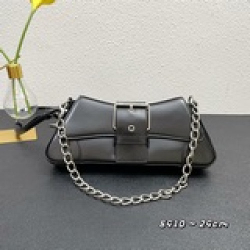 Balenciag 新品出貨 單肩 鍊條腋下包 可斜挎 牛皮 原版五金 上身超級
