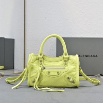 Balenciaga款 City Nano包包， nano size小巧，卻透着