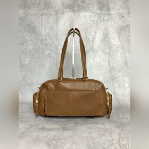 5BB175(棕色) MIUMIU新品特色款式中古機車包，超重工制做，采用柔軟水