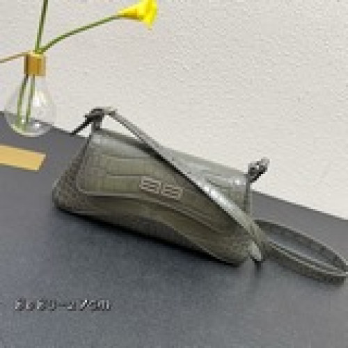 新款XX bag 翻蓋腋下包最新款#它的名字以代表親密的“xx”命名 這也