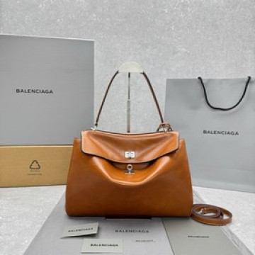 中號油蠟棕色 BALENCIAG 新款RODEO，時髦精必入！棕褐色牛皮材質，搭