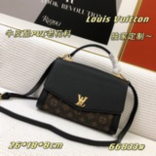 獨家定制新品，手袋采用牛皮材質配PVC老花料，風格百搭。運用對比色标志性面料，