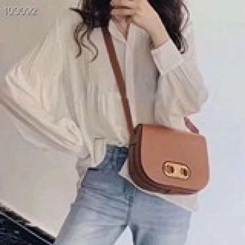最新CELINE MAILLON TRIOMPHE 中號緞面小牛皮手袋。進口小牛皮搭配小羊皮襯里，