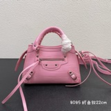 小號Balenciaga王炸系列機車包 秋冬新寵登場啦！全新的梯形設計的手袋，鳄